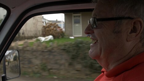 「きょうの、あきない」4月11日放送分より、イギリス・コーンウォール州の牛乳配達人。(c)TBS