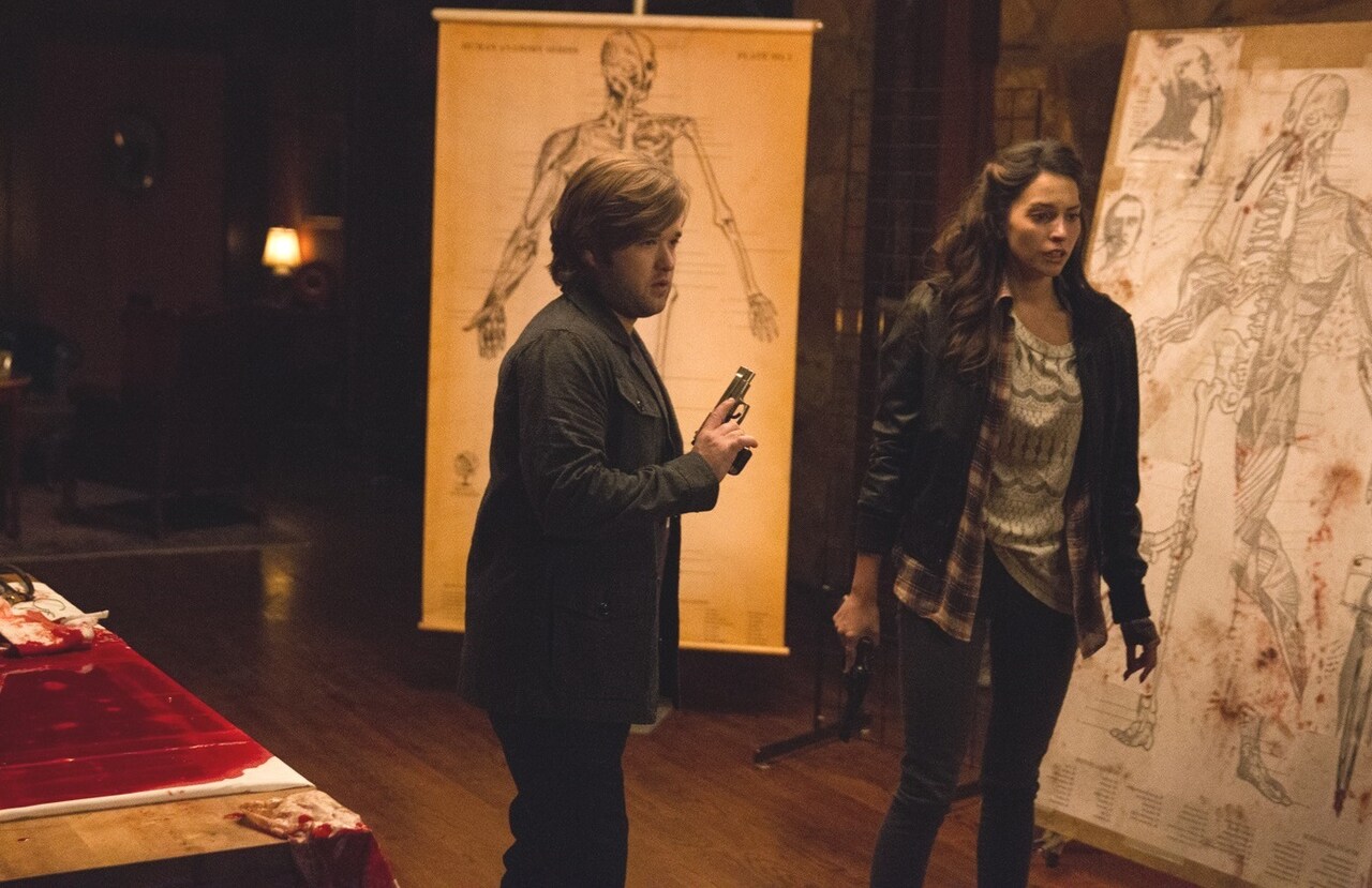 オスメントが手に銃を持つ「Mr.タスク」のシリアスなワンシーン。(c)2014 Big Oosik, LLC, and SmodCo Inc. All Rights Resereved.