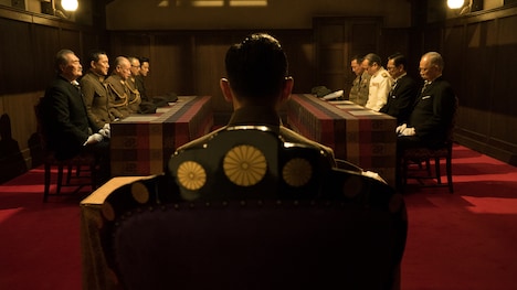 「日本のいちばん長い日」より、本木雅弘演じる昭和天皇の後ろ姿。(c)2015「日本のいちばん長い日」製作委員会