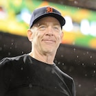 「セッション」のJ・K・シモンズ、椅子を投げた強肩を始球式でも披露