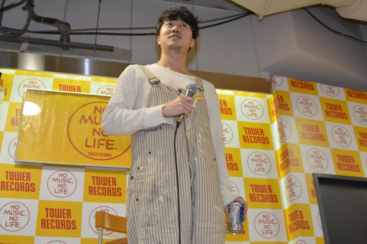 二日酔いだといいつつも缶チューハイを片手に現れた新井浩文。