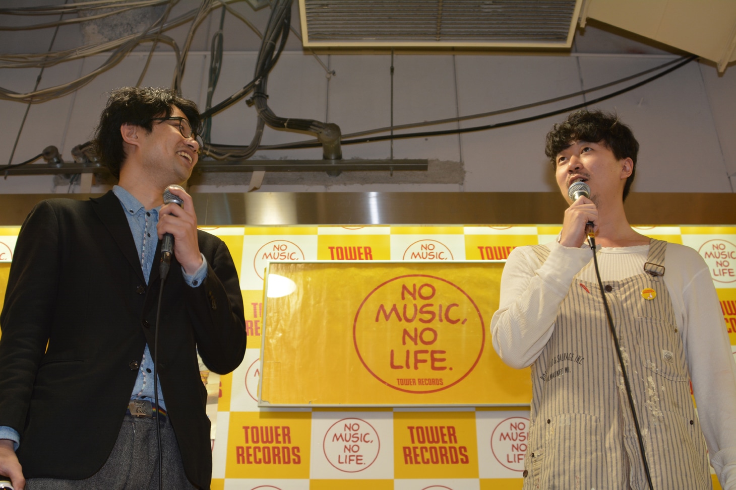 左から岡下慶仁ディレクター、新井浩文。新井は岡下ディレクターのトークの下手さを本気で注意した。