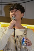 普段タワーレコードでイベントを行うことのない新井は、「普段は俳優だけど、こういうイベントは芸能人みたい」と驚きを見せた。