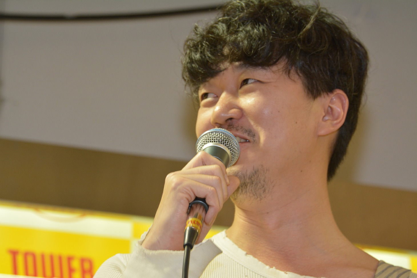 「美しき酒呑みたち」DVD発売記念インストアイベントに登場した新井浩文。