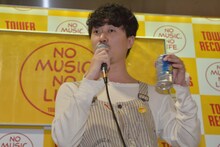 缶チューハイを持って出てきたのはスタッフに言われたからだと話す新井浩文。