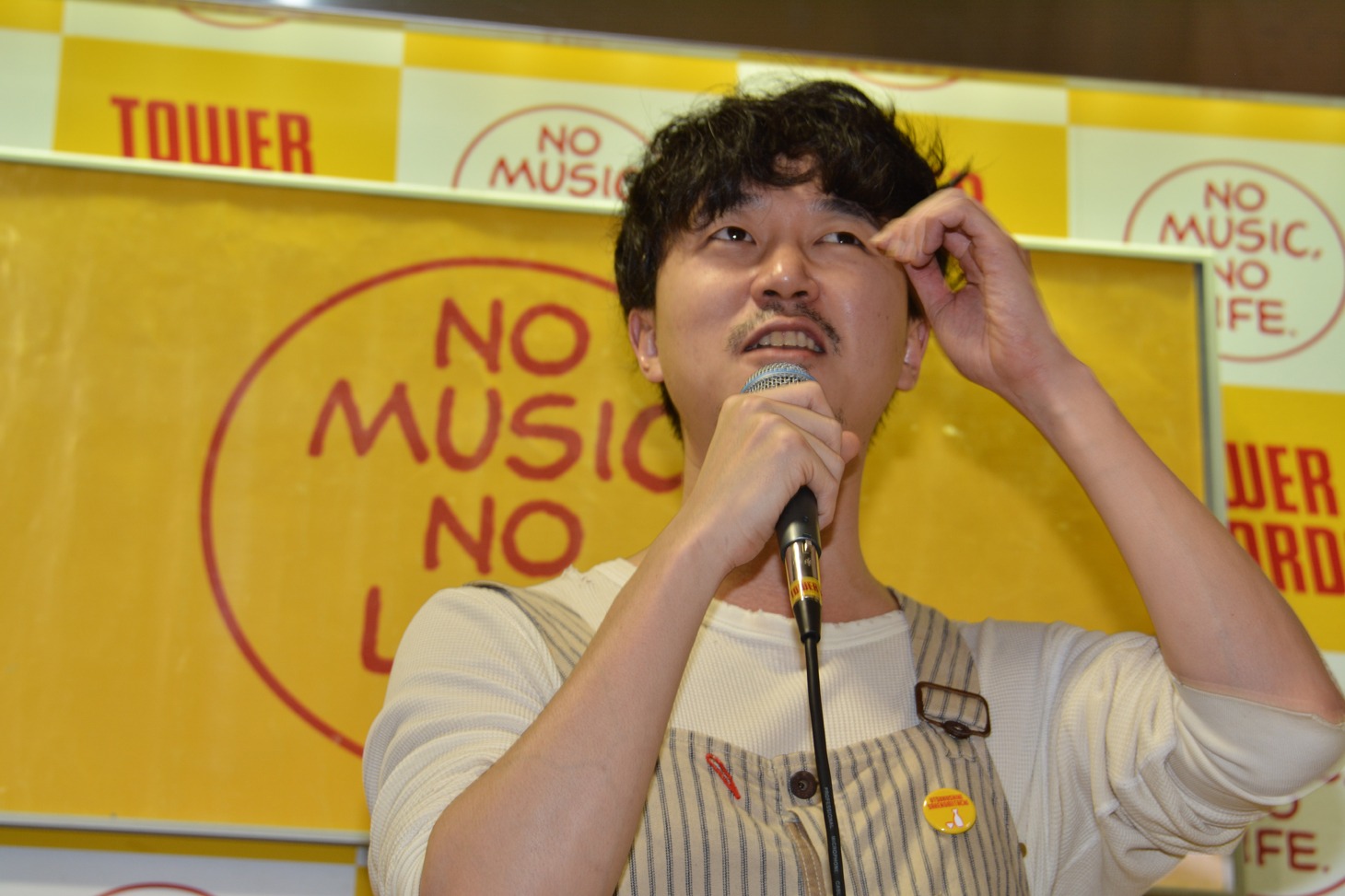 岡下ディレクターの「皆さん友達の誕生日プレゼントにこのDVDを買ってください」という無茶な呼びかけに冷や汗をかく新井。