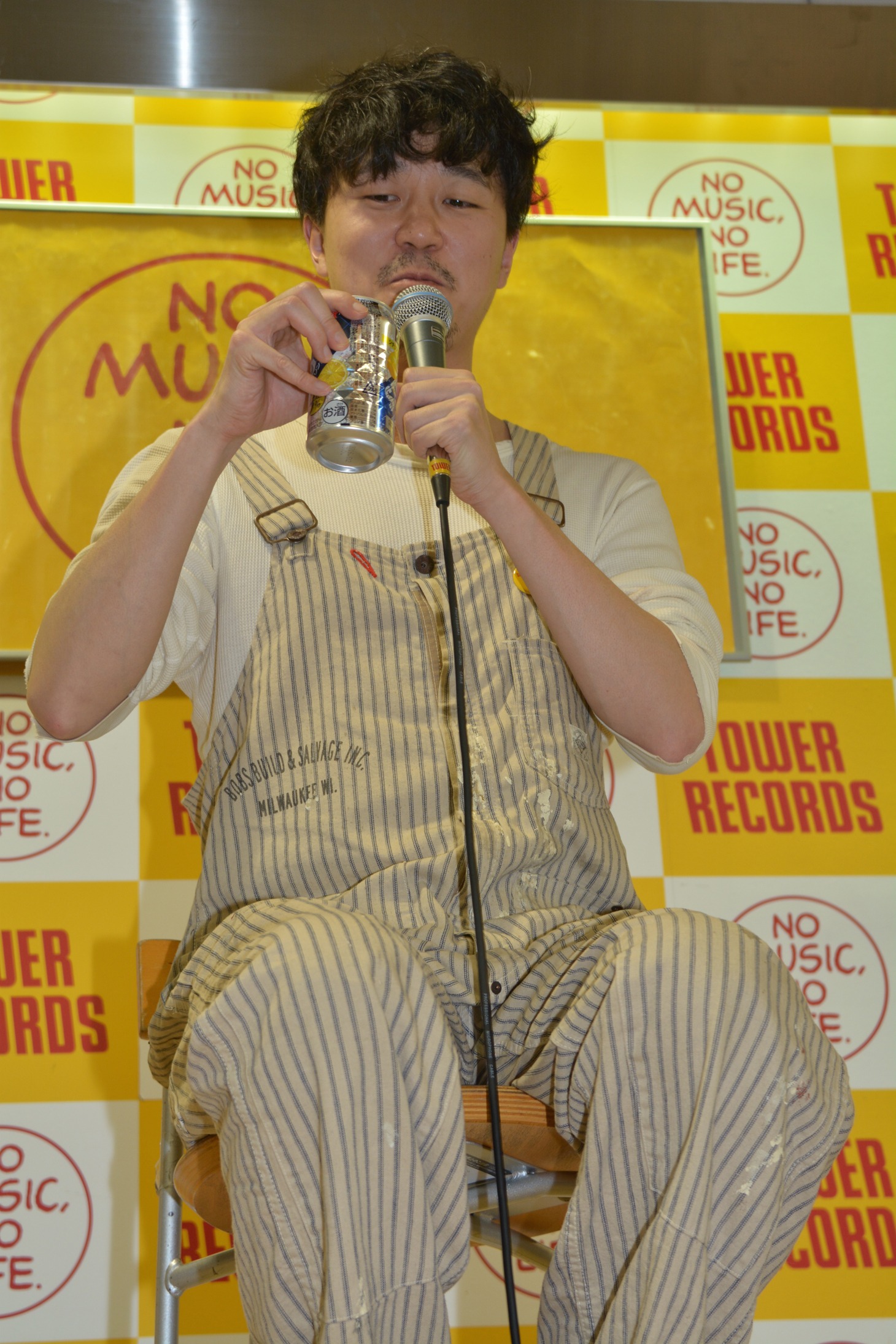 舞台上で缶チューハイをおかわりした新井浩文。