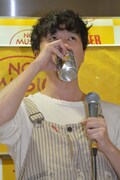 2本目の缶チューハイを飲む新井浩文。