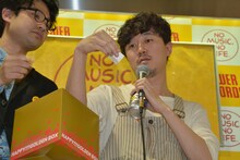 抽選で当たった番号を自ら読み上げる新井浩文。