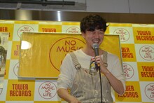 会話が盛り上がったときの新井浩文の笑顔。