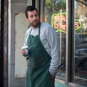 アダム・サンドラーが「靴職人と魔法のミシン」で他人の人生を試し履き