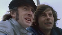 左からジャッキー・スチュワートとロマン・ポランスキー。「ウィークエンド・チャンピオン～モンテカルロ1971」のワンシーン。(c)2012 R.P.PRODUCTIONS