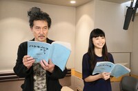 アフレコの様子。左から役所広司、宮崎あおい。(c)2015 THE BOY AND THE BEAST FILM PARTNERS