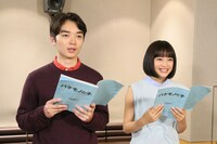 アフレコの様子。左から染谷将太、広瀬すず。(c)2015 THE BOY AND THE BEAST FILM PARTNERS
