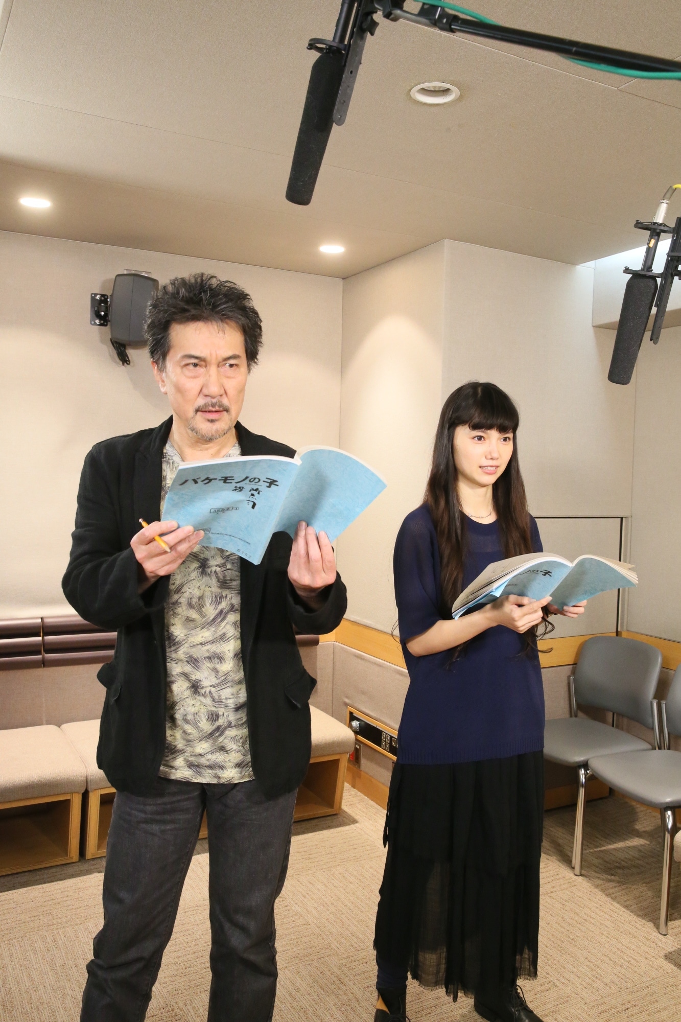 アフレコの様子。左から役所広司、宮崎あおい。(c)2015 THE BOY AND THE BEAST FILM PARTNERS