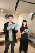 アフレコの様子。左から役所広司、宮崎あおい。(c)2015 THE BOY AND THE BEAST FILM PARTNERS