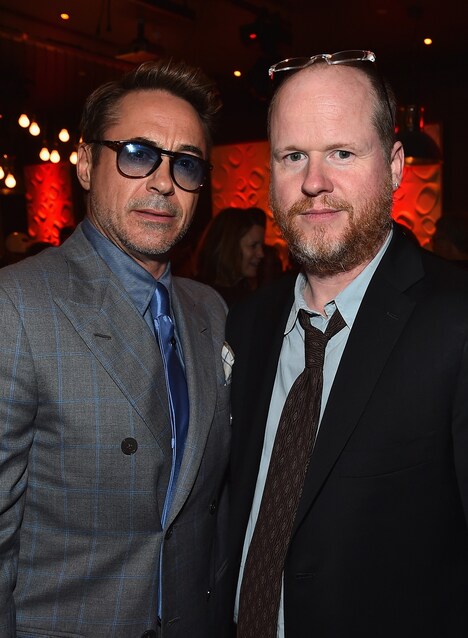 左からロバート・ダウニー・Jr.、ジョス・ウェドン監督。 (c)Marvel 2015