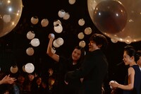 客席へミギーの目を模したボールが投げ込むキャスト陣。