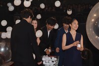 客席へミギーの目を模したボールが投げ込むキャスト陣。