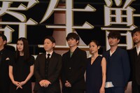 左から橋本愛、阿部サダヲ、染谷将太、深津絵里、新井浩文、山崎貴監督。