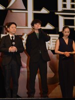 左から阿部サダヲ、染谷将太、深津絵里。