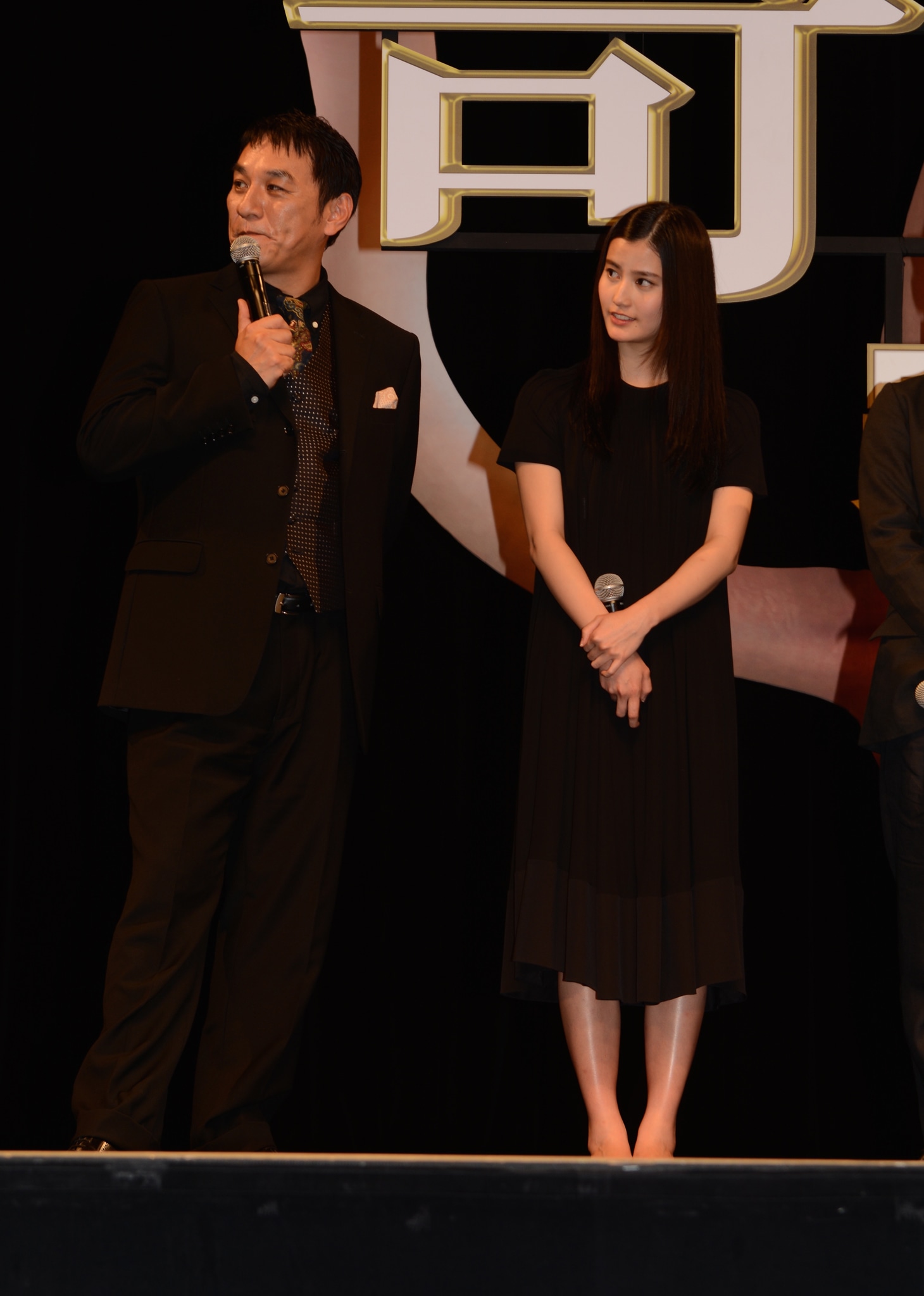 左からピエール瀧、橋本愛。