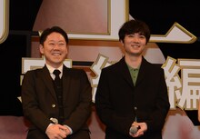 写真左より阿部サダヲ、染谷将太。