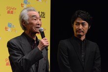 しゃべる順番を間違えてしまう伊藤幸純と、見守る安田顕。