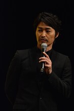 ベテラン俳優に囲まれ緊張気味な安田顕。