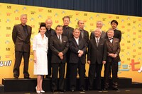 映画「龍三と七人の子分たち」の舞台挨拶に登壇した北野武監督（前列中央）ら。