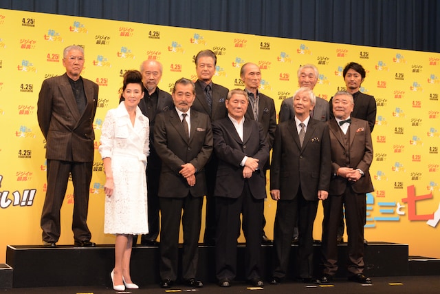 映画「龍三と七人の子分たち」の舞台挨拶に登壇した北野武監督（前列中央）ら。