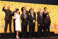 自由に手を振る“ジジイ”たち。