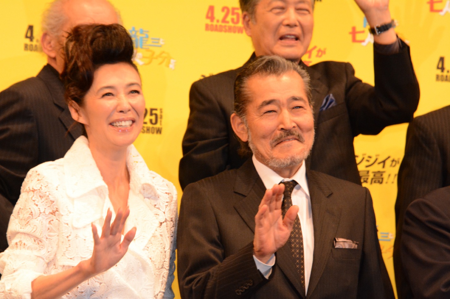 左から萬田久子、照れ気味に手を振る藤竜也。