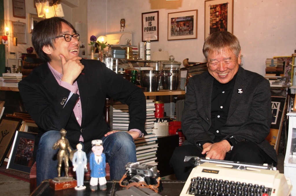 「W座からの招待状」左から小山薫堂、長友啓典。