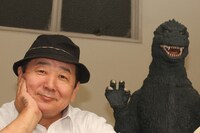 特撮研究家の池田憲章とゴジラ。