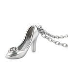 輝く魔法でドレスアップ、「シンデレラ」をイメージしたジュエリーが映画館で販売