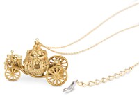 精巧なかぼちゃの馬車のペンダント。(c)Disney