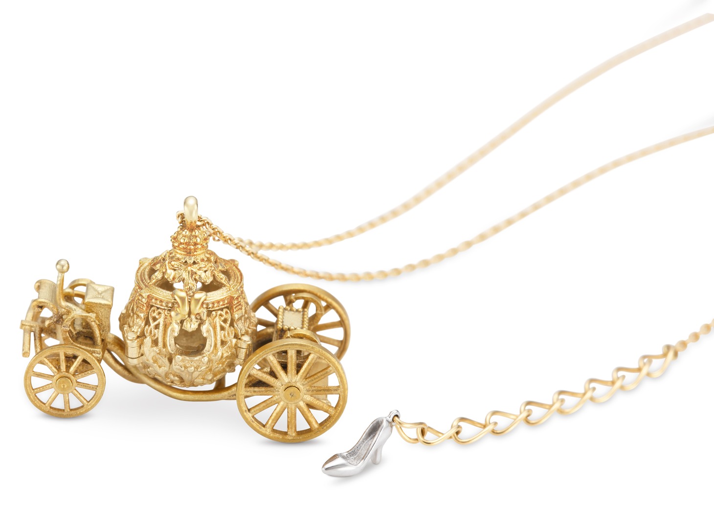 精巧なかぼちゃの馬車のペンダント。(c)Disney