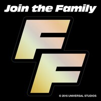 入場者特典「ファミリーの証ステッカー」、TOHOシネマズ 新宿限定の“超絶光るゴールデン仕様”。(c)2014 Universal Pictures