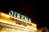 逗子海岸映画祭会場の様子。(c)ZUSHI BEACH FILM FESTIVAL All Rights Reserved.