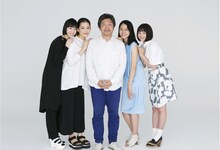 「海街diary」左から夏帆、綾瀬はるか、是枝裕和監督、長澤まさみ、広瀬すず。(c) 2015 吉田秋生・小学館／フジテレビジョン　小学館　東宝　ギャガ