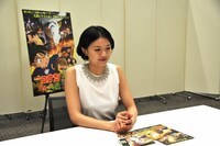 インタビューに応じる榮倉。