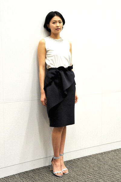 絵画鑑定士の宮台なつみを演じた、榮倉奈々。