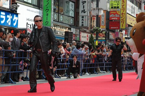 レッドカーペットを歩くT-800とイーサン・ハントのモノマネタレント。