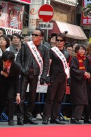 ゴジラの登場に驚くT-800とイーサン・ハント。