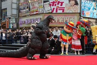 ゴジラの登場に驚く野原ファミリー。