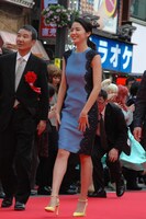 レッドカーペットを歩く長澤まさみ。