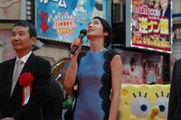 ゴジラヘッドを見上げる長澤まさみ。