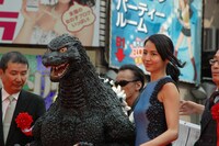 左からゴジラ、長澤まさみ。