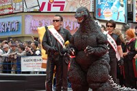 ゴジラと2ショットを撮りたがるT-800。